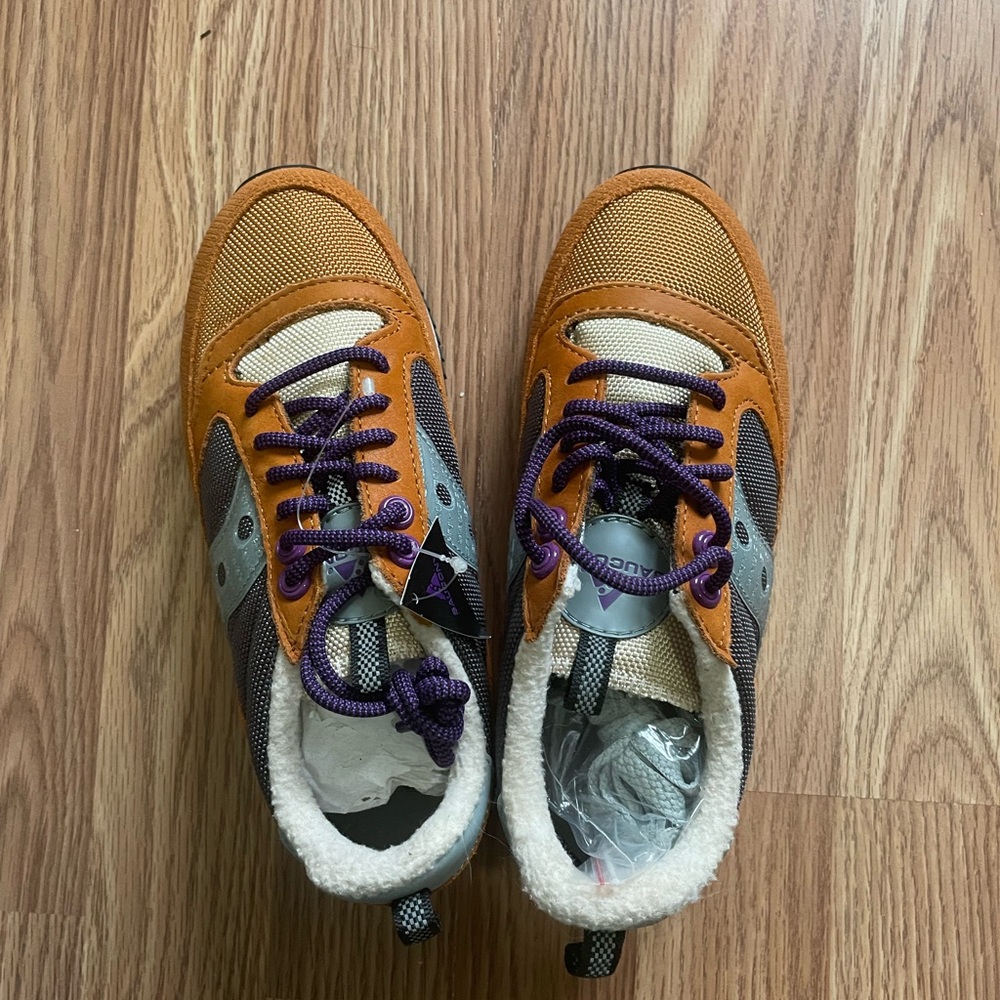 Reserved @ladybug73991
NWT! Saucony Jazz 81 Peak- Rust and Purple